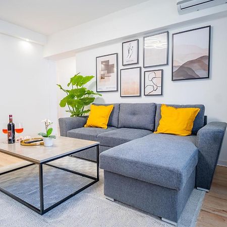 Refreshingly Chic: Newly Renovated 2Br Apartment Bucarest Extérieur photo