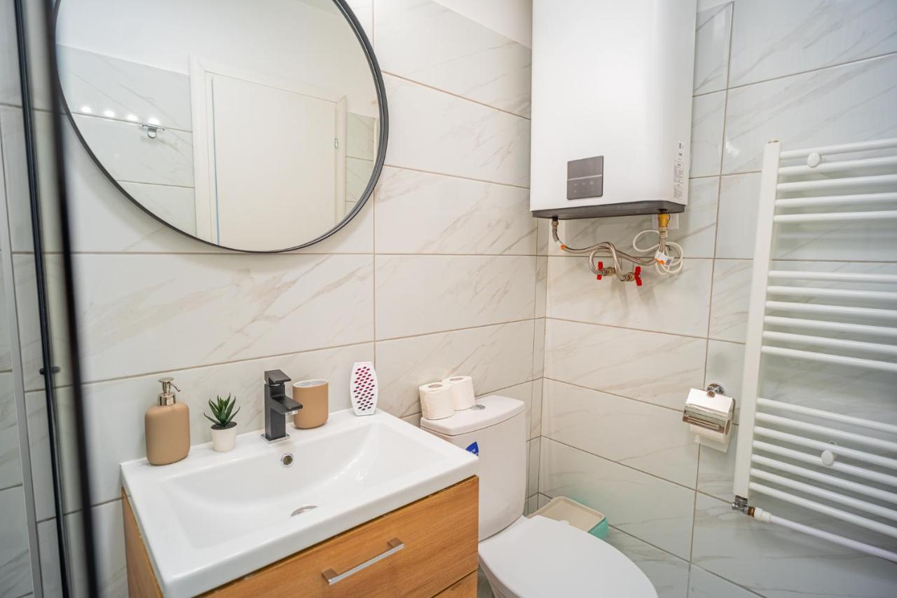 Refreshingly Chic: Newly Renovated 2Br Apartment Bucarest Extérieur photo
