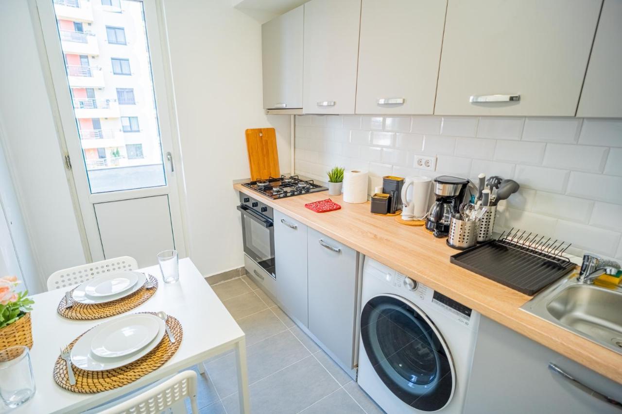 Refreshingly Chic: Newly Renovated 2Br Apartment Bucarest Extérieur photo