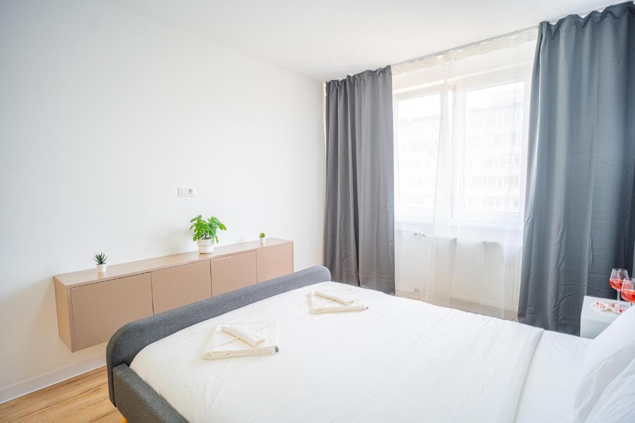 Refreshingly Chic: Newly Renovated 2Br Apartment Bucarest Extérieur photo