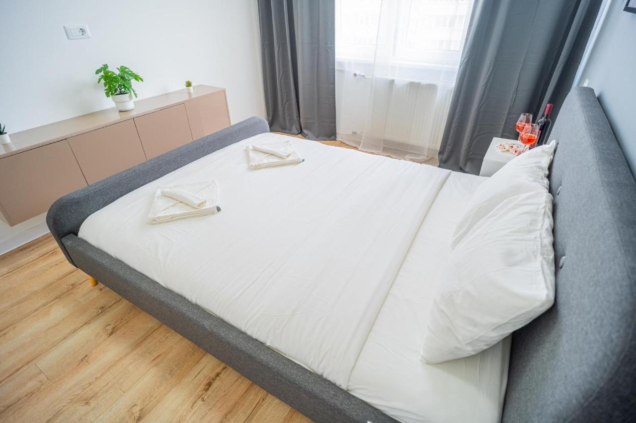 Refreshingly Chic: Newly Renovated 2Br Apartment Bucarest Extérieur photo